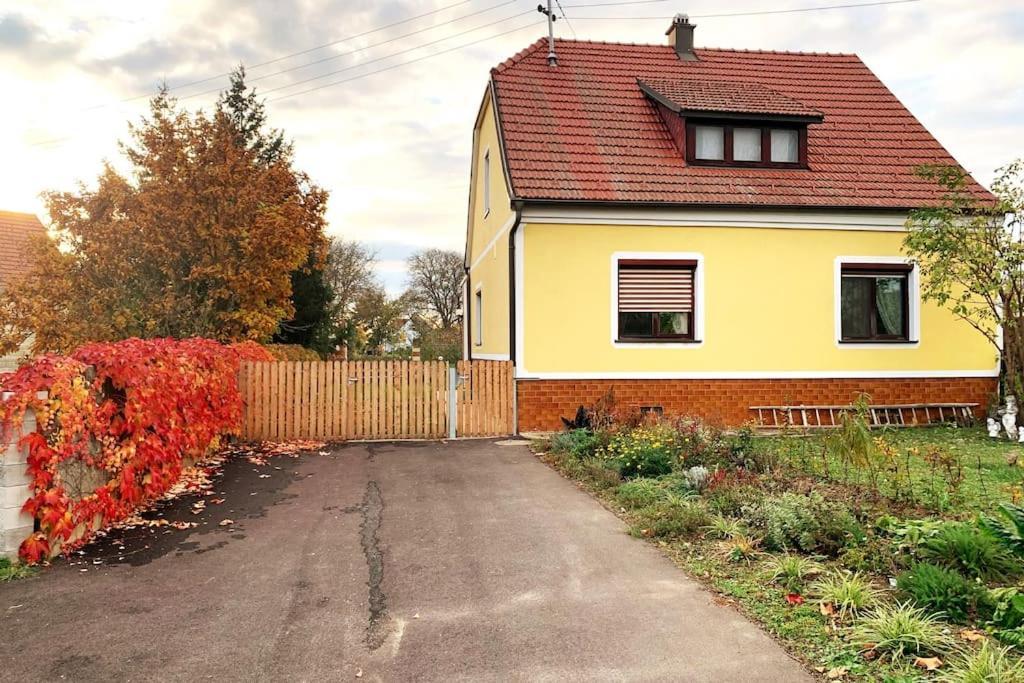 Ferienhaus Mit Garten In Thermennaehe Strebersdorf Bagian luar foto